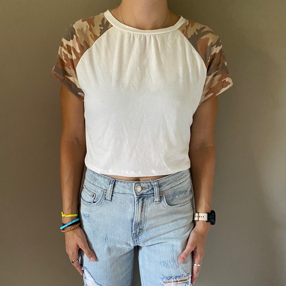 Camo print t shirt size small cropped